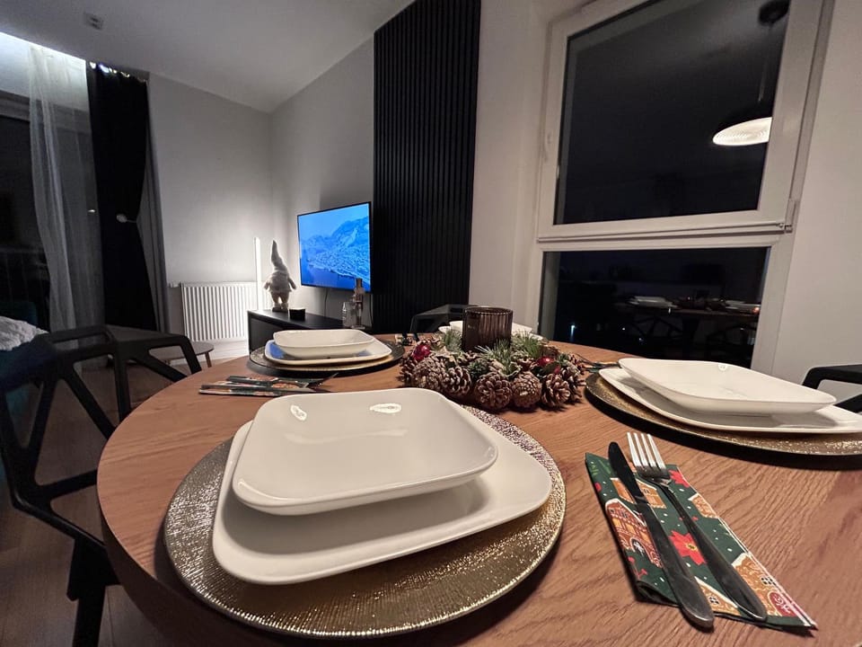 TV and multimedia, Seating area, Dining area