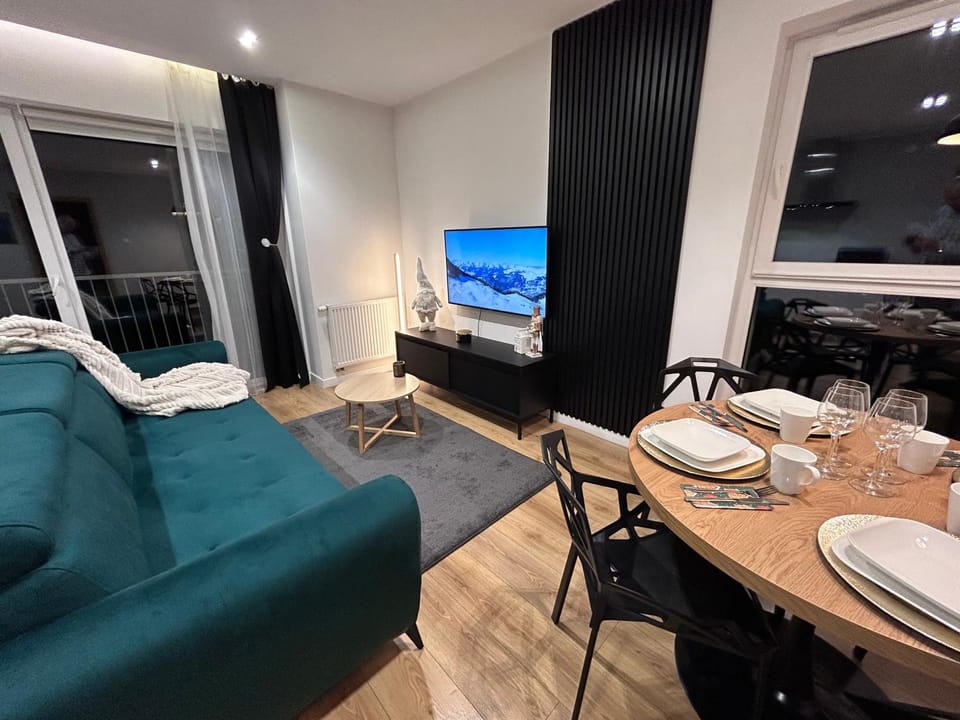 Communal lounge/ TV room, TV and multimedia, Living room, Seating area, Dining area, Evening entertainment