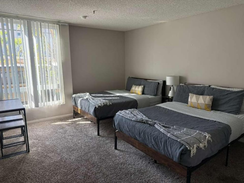 Kitchen or kitchenette, Living room, Seating area, Dining area, minibar, oven, stove