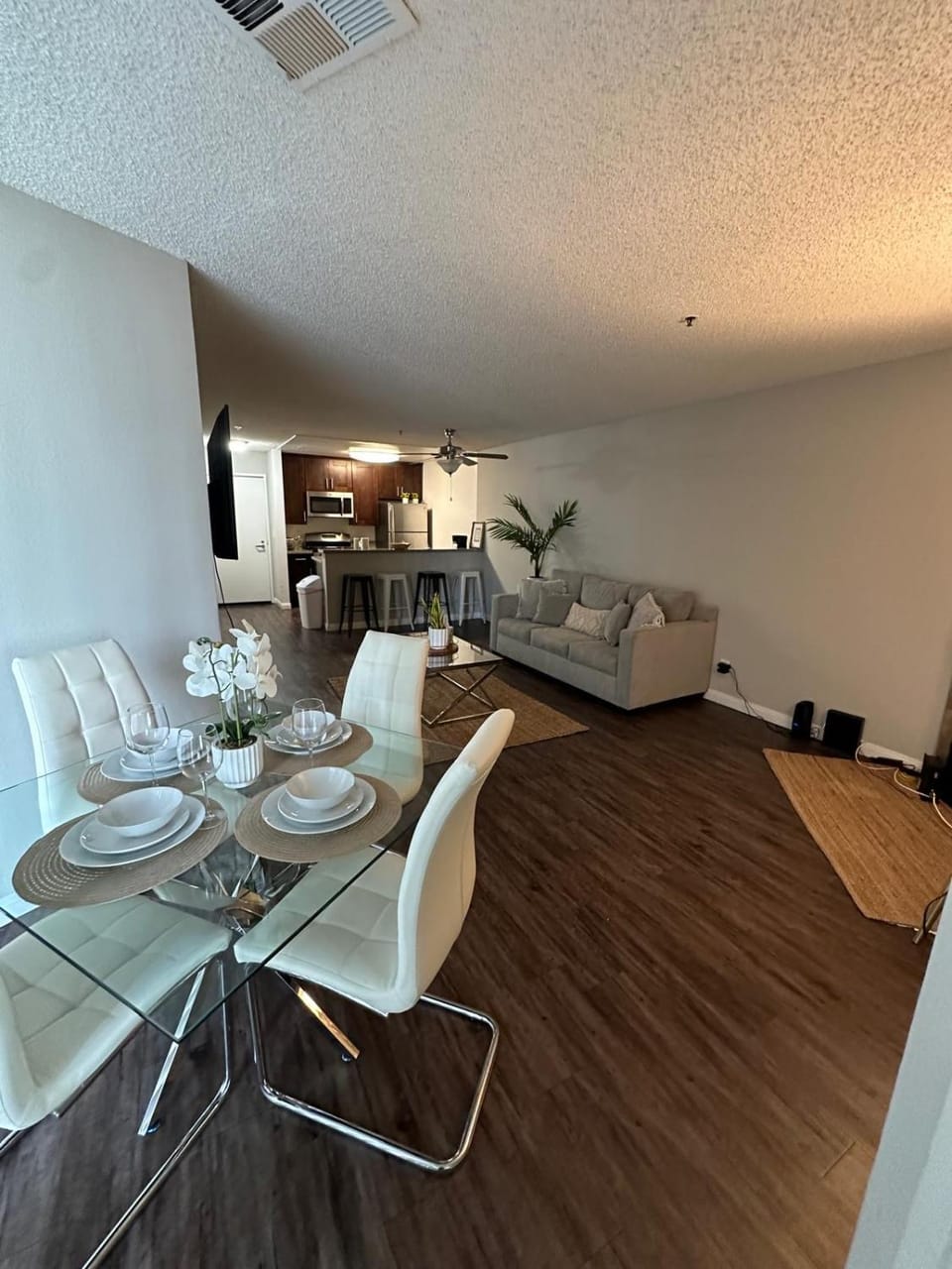 Kitchen or kitchenette, Living room, Seating area, Dining area