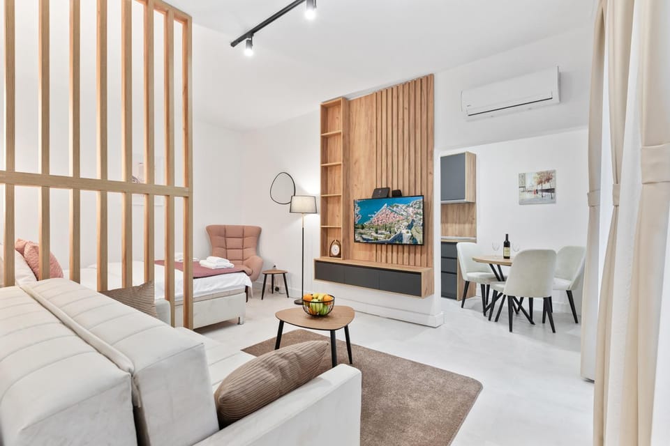 Communal lounge/ TV room, TV and multimedia, Living room, Seating area, air conditioner