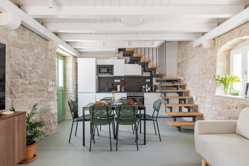 Kitchen or kitchenette, Living room, Seating area, Dining area