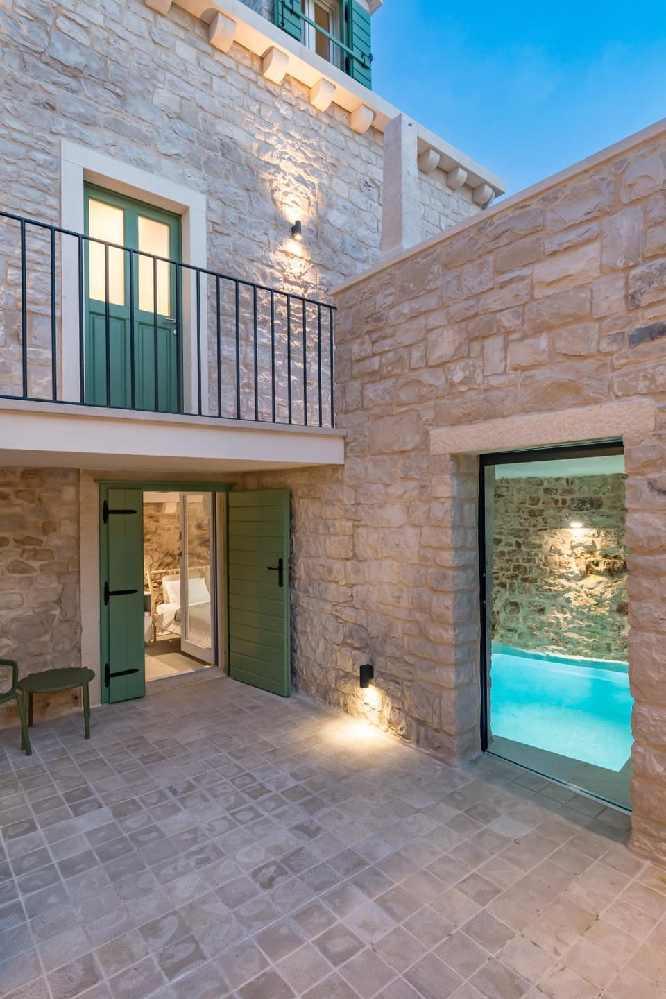 Property building, Swimming pool, sunbed