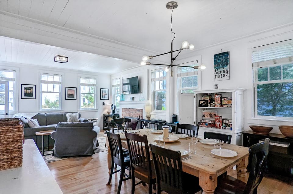 TV and multimedia, Kitchen or kitchenette, Living room, Seating area, Dining area