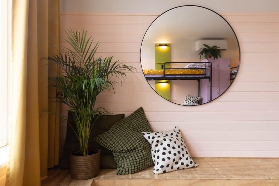 Seating area, bunk bed
