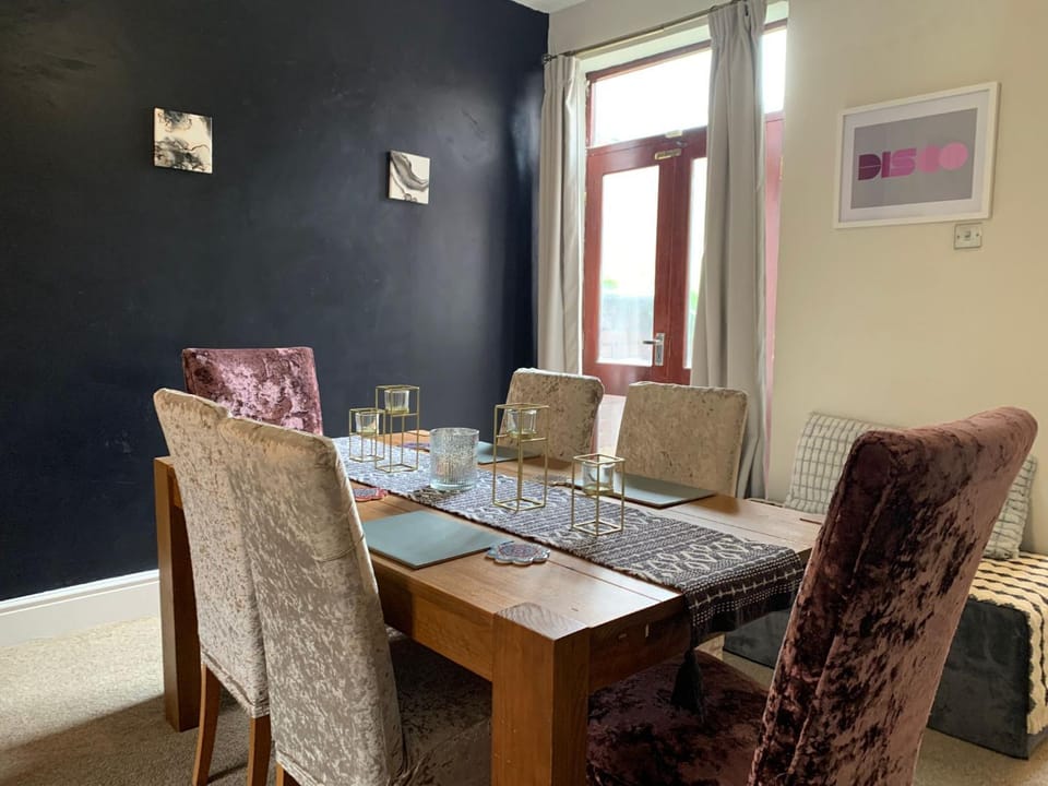 Seating area, Dining area