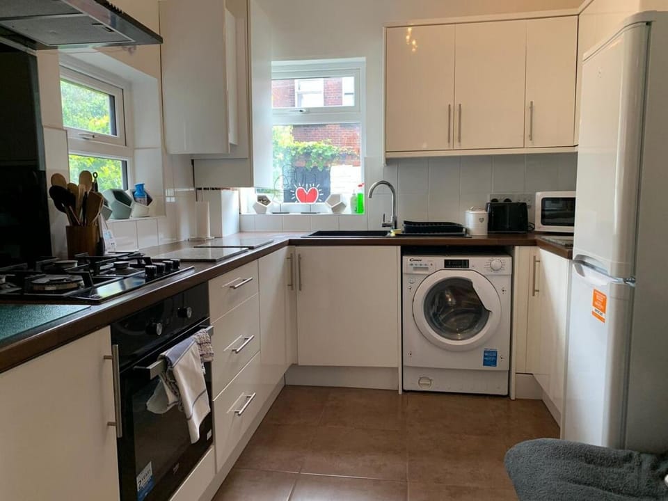 Beautifully Styled 2BR Home with Garden House in Manchester