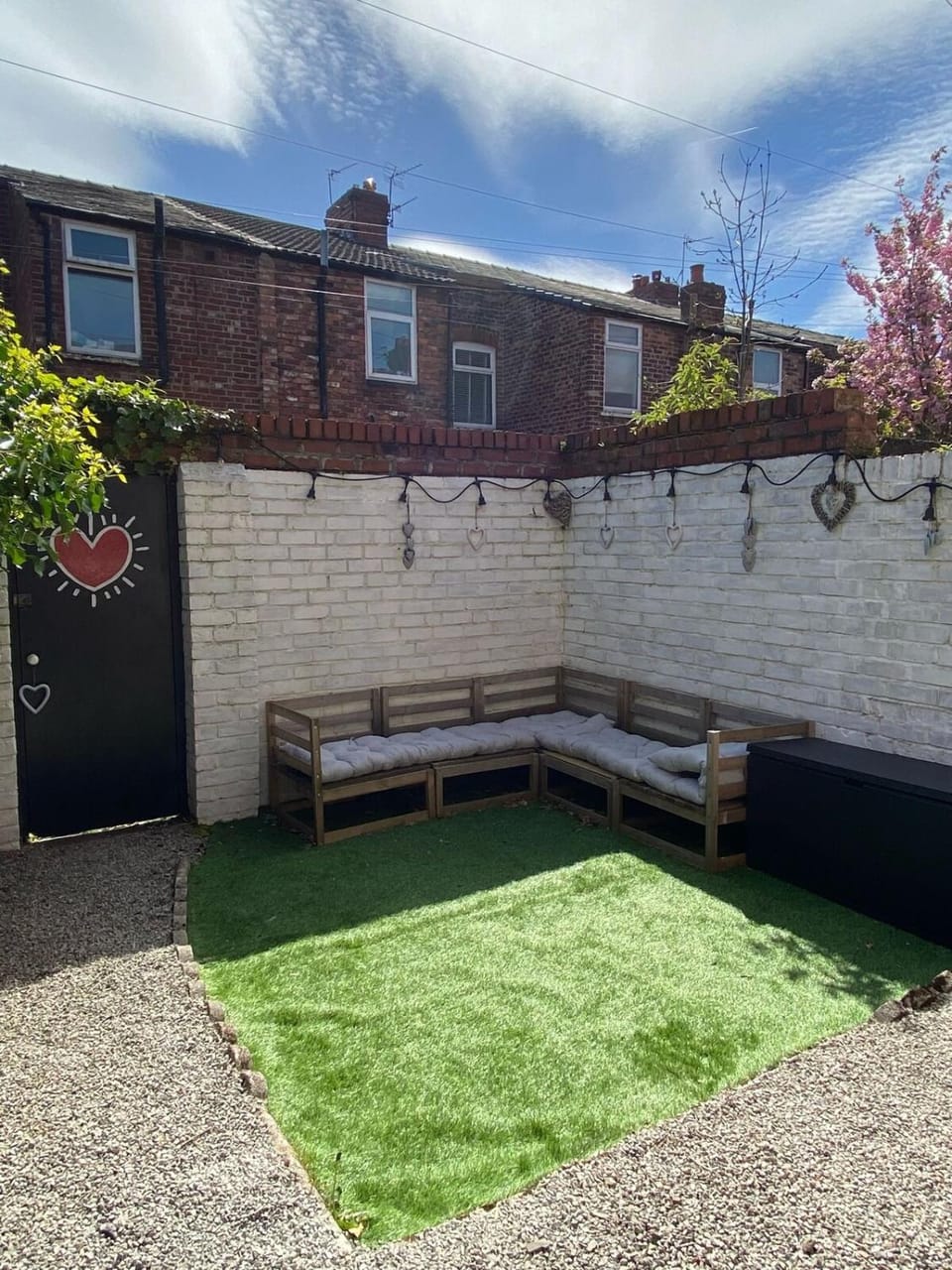 Beautifully Styled 2BR Home with Garden House in Manchester
