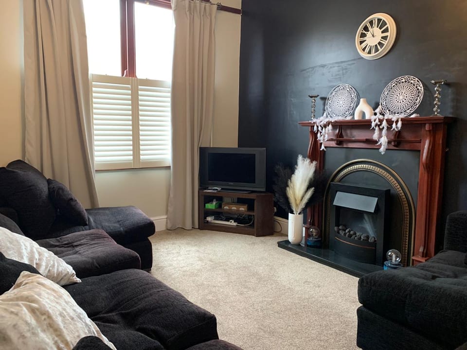TV and multimedia, Living room, Seating area, flat iron