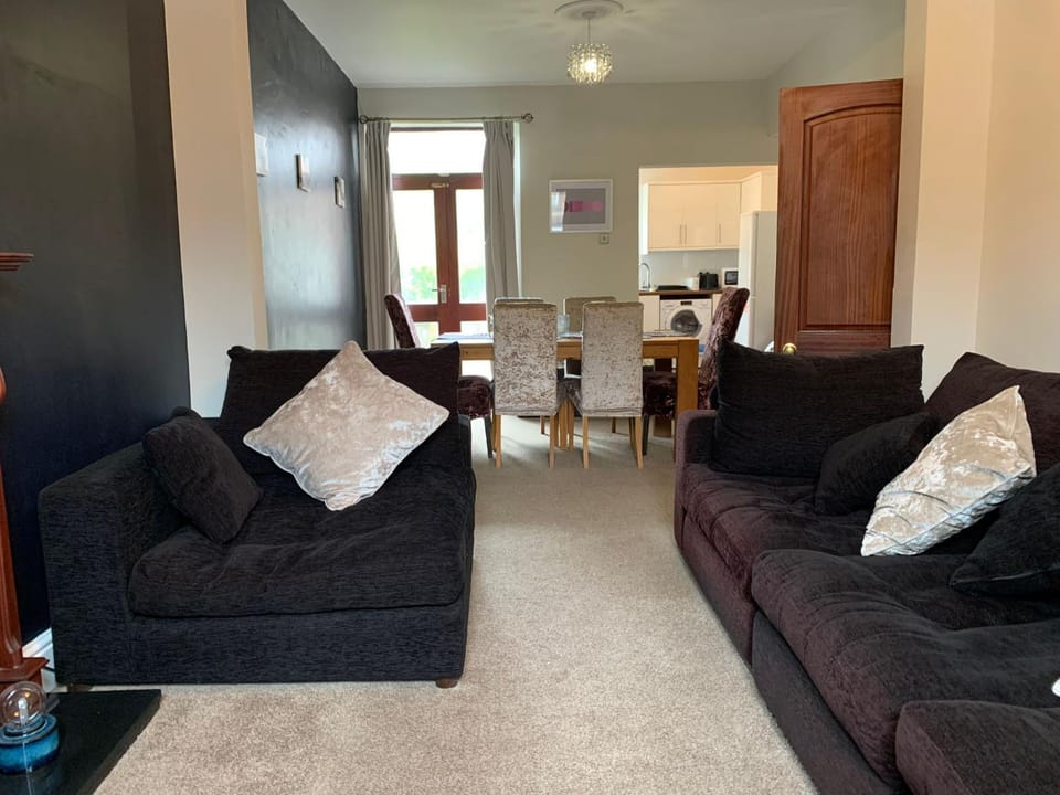 Kitchen or kitchenette, Living room, Seating area, Dining area