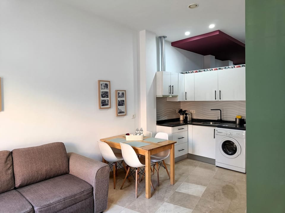 Kitchen or kitchenette, Living room, Seating area, Dining area, washing machine
