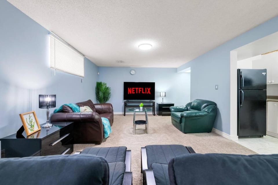 TV and multimedia, Kitchen or kitchenette, Living room, Seating area