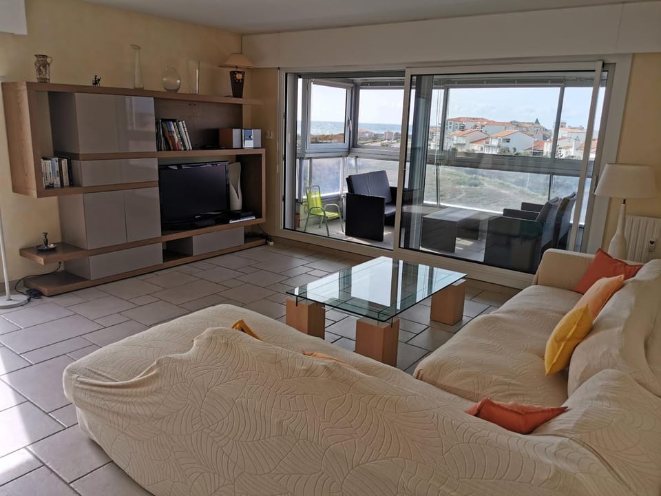 Communal lounge/ TV room, Living room