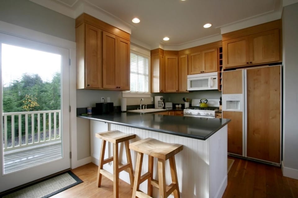 Kitchen or kitchenette, Dining area, dishwasher, oven, pet friendly, stove