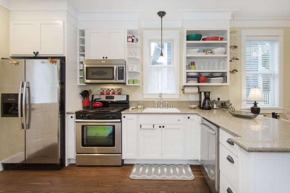 Kitchen or kitchenette, dishwasher, stove