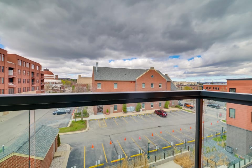 Walk Everywhere! Central Traverse City Condo House in Traverse City
