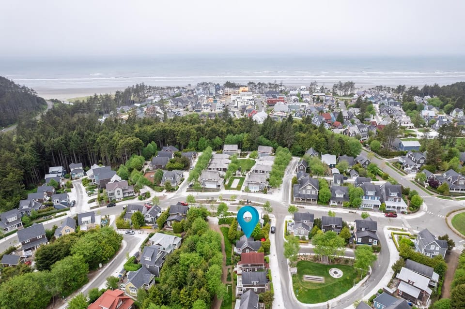 Property building, Neighbourhood, Natural landscape, Bird's eye view, Sea view, Location