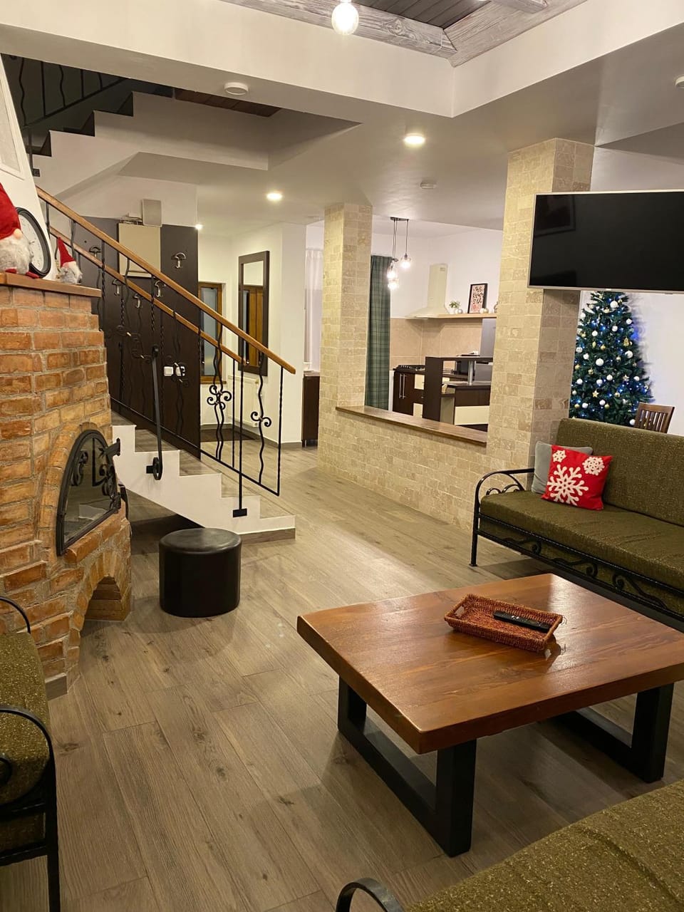 TV and multimedia, Living room, Seating area, Evening entertainment