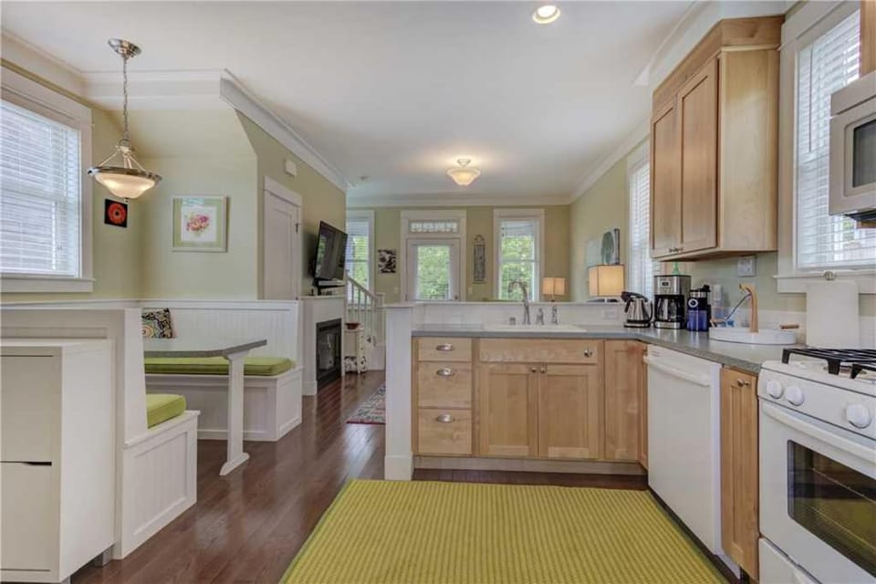 Kitchen or kitchenette, Dining area, dishwasher, oven, stove