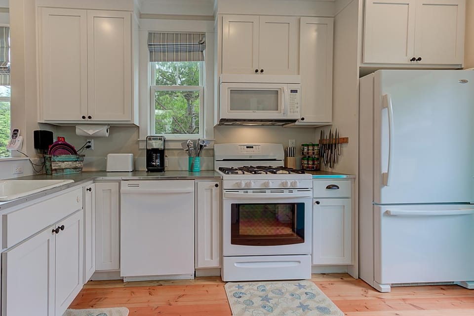 Coffee/tea facilities, Kitchen or kitchenette, dishwasher, oven, stove, toaster