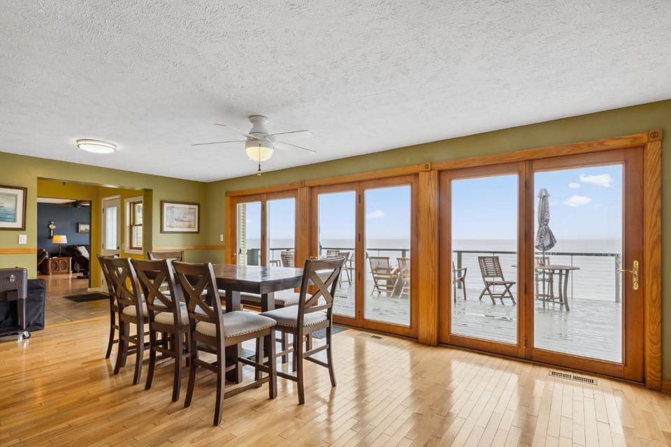 Sunset Haven - Lakeside Retreat in GOTL House in Lake Erie