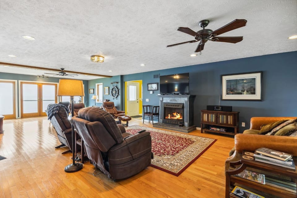 Sunset Haven - Lakeside Retreat in GOTL House in Lake Erie