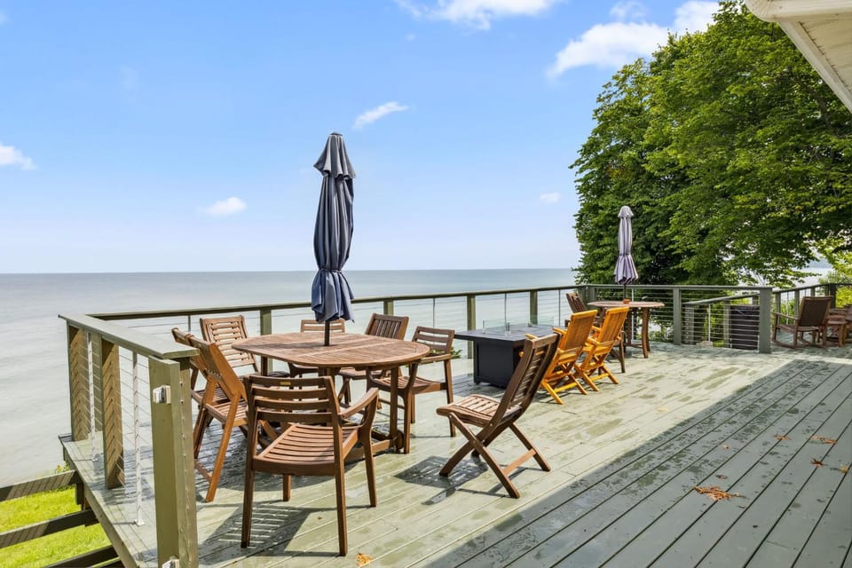 Sunset Haven - Lakeside Retreat in GOTL House in Lake Erie