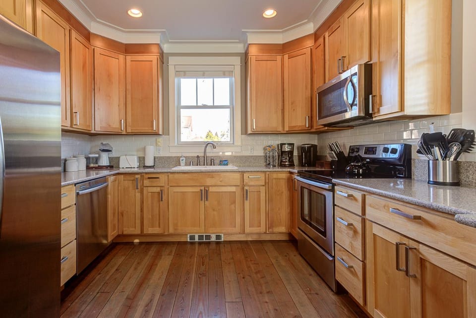 Coffee/tea facilities, Kitchen or kitchenette, dishwasher, oven, stove, toaster