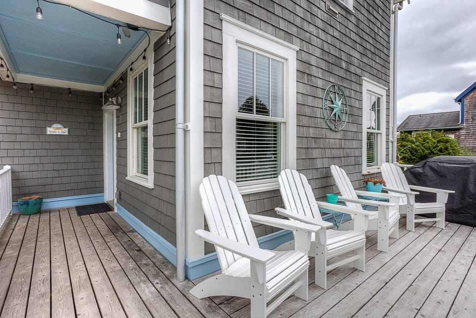 Property building, Balcony/Terrace, Seating area