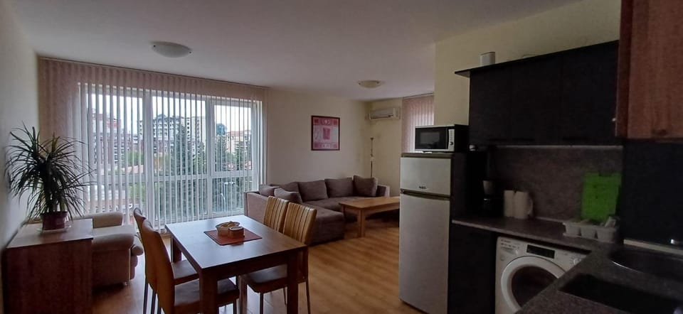 Kitchen or kitchenette, Living room, Dining area, minibar, washing machine, dryer