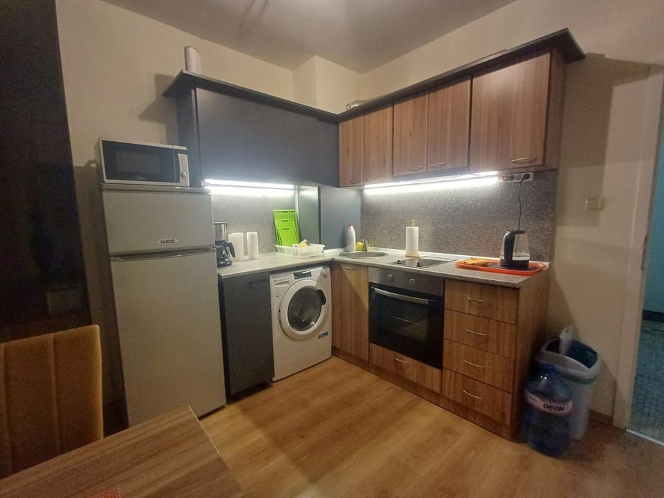 Kitchen or kitchenette, oven, toaster, washing machine, dryer