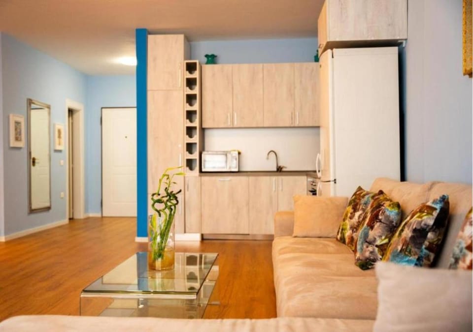 Kitchen or kitchenette, Living room, Seating area, Dining area