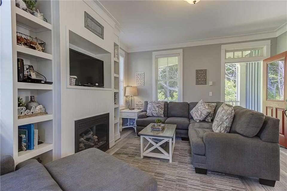 TV and multimedia, Living room, Seating area, Evening entertainment