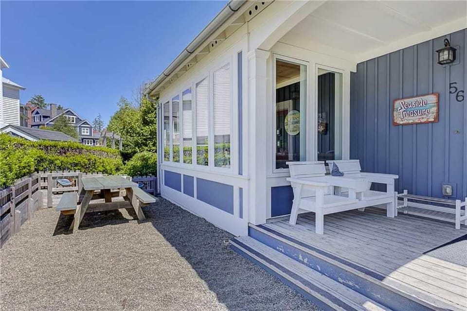 Property building, Patio, Day