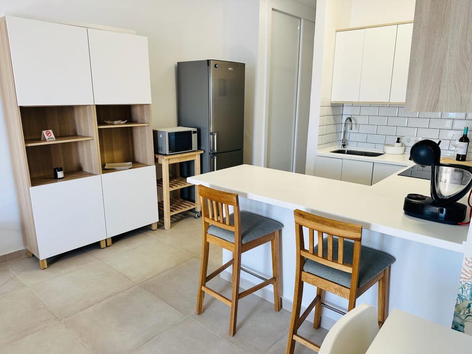 Kitchen or kitchenette, Dining area, stove