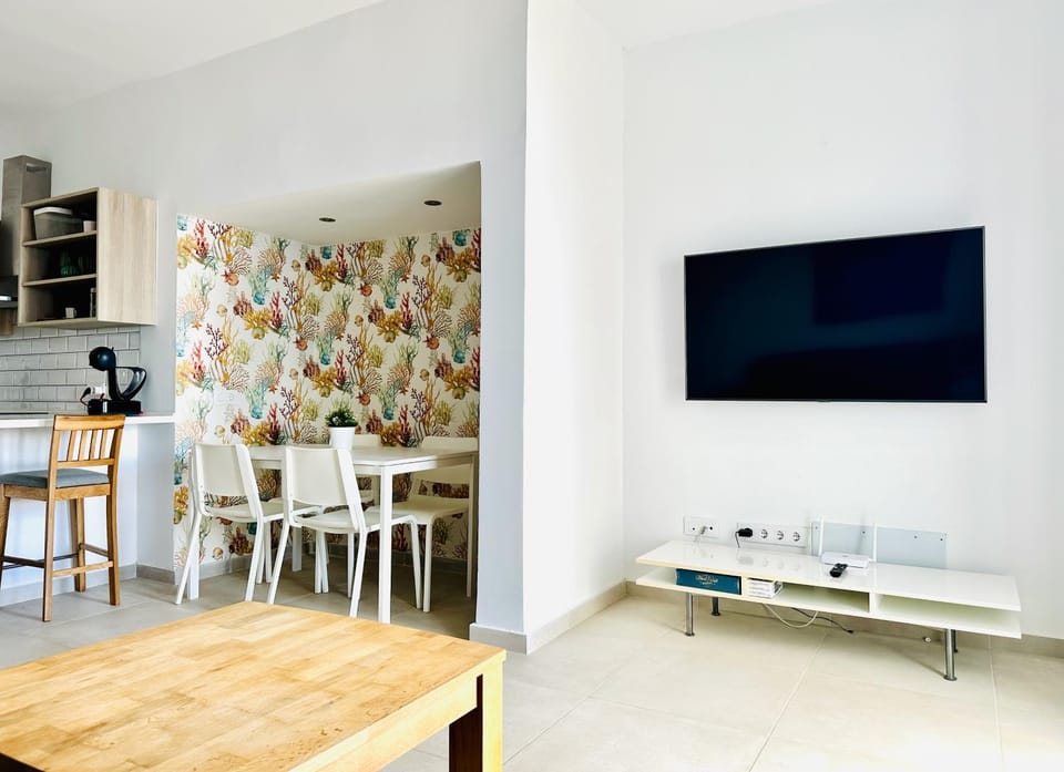 TV and multimedia, Living room, Seating area, Dining area