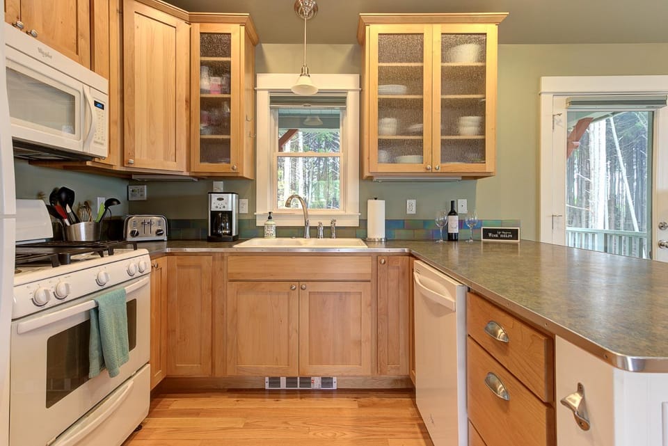 Kitchen or kitchenette, dishwasher, stove