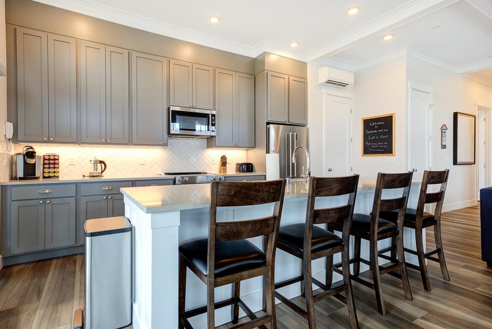 Coffee/tea facilities, Kitchen or kitchenette, Dining area, oven, stove, toaster