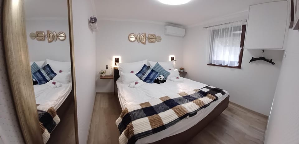 Bed, Photo of the whole room, Bedroom, air conditioner