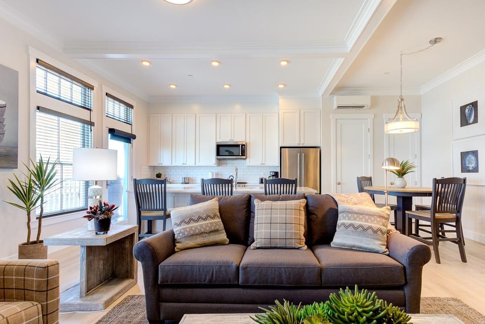 TV and multimedia, Kitchen or kitchenette, Living room, Seating area, Dining area