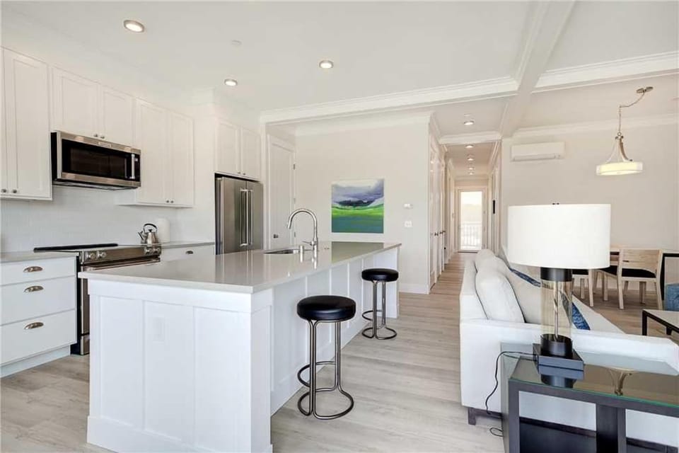 TV and multimedia, Kitchen or kitchenette, Dining area, dishwasher, stove