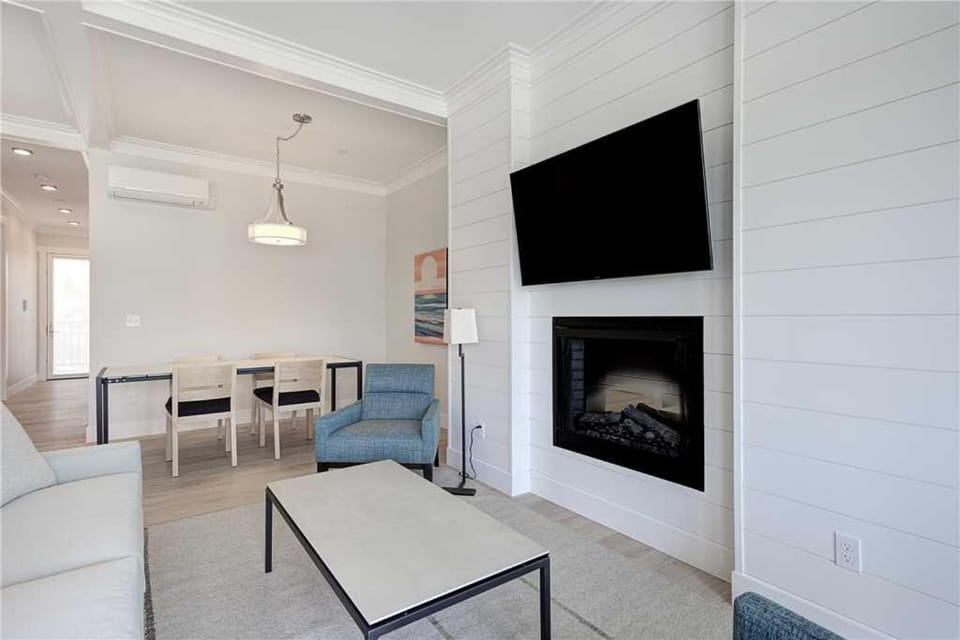 TV and multimedia, Living room, Seating area, Dining area