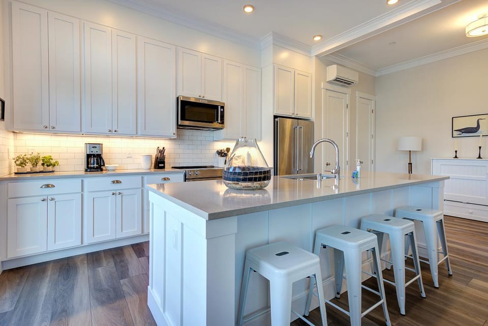 Coffee/tea facilities, Kitchen or kitchenette, oven, stove