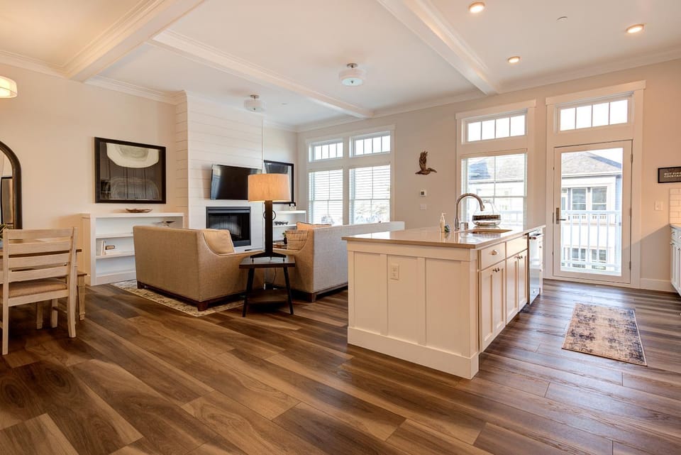 Kitchen or kitchenette, Seating area, Dining area, stove