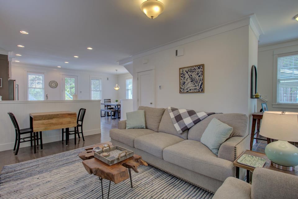 Kitchen or kitchenette, Living room, Seating area, Dining area