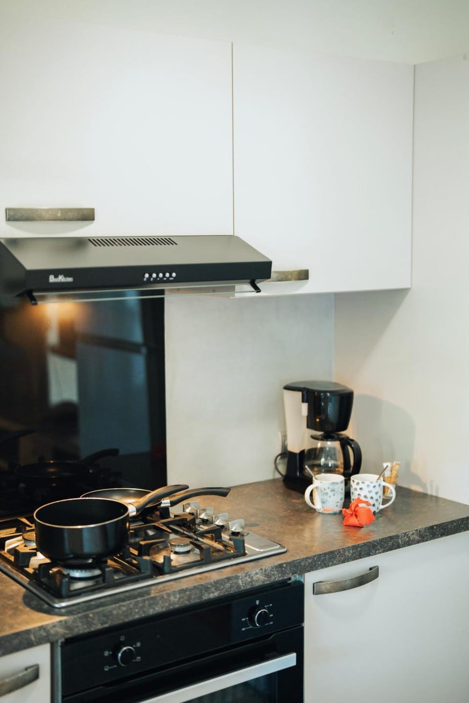 Coffee/tea facilities, Kitchen or kitchenette, stove, toaster