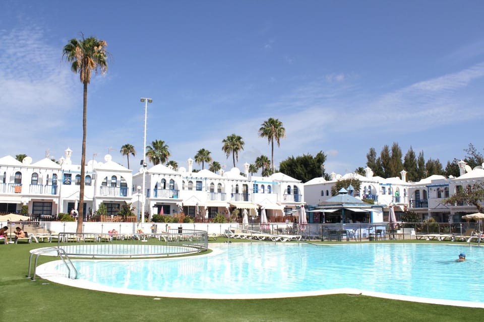 Property building, Swimming pool, Swimming pool, sunbed