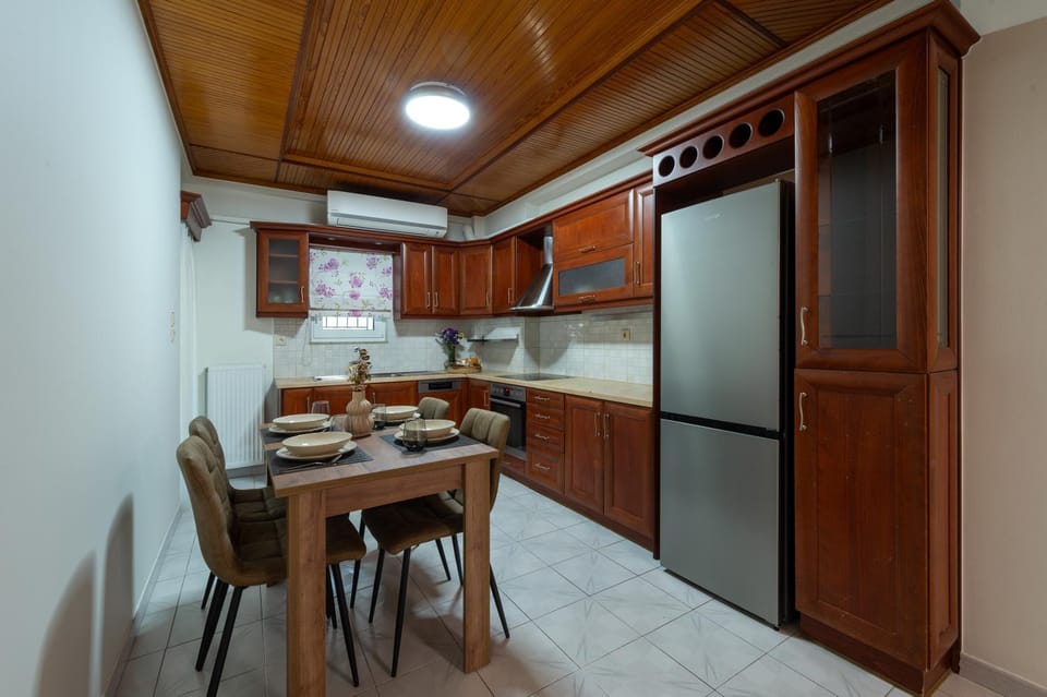 Dining area, pet friendly, stove