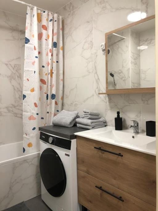 Bathroom, towels, washing machine