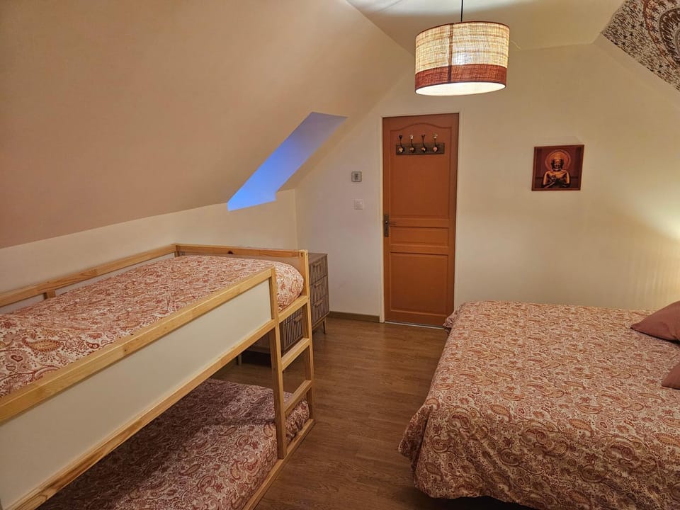 Photo of the whole room, Bedroom